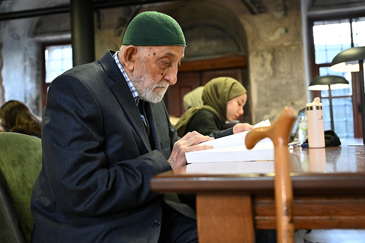 94 Yaşındaki Halil Eren, Şehir Kütüphanesinin Vazgeçilmez Kitap Kurdu4