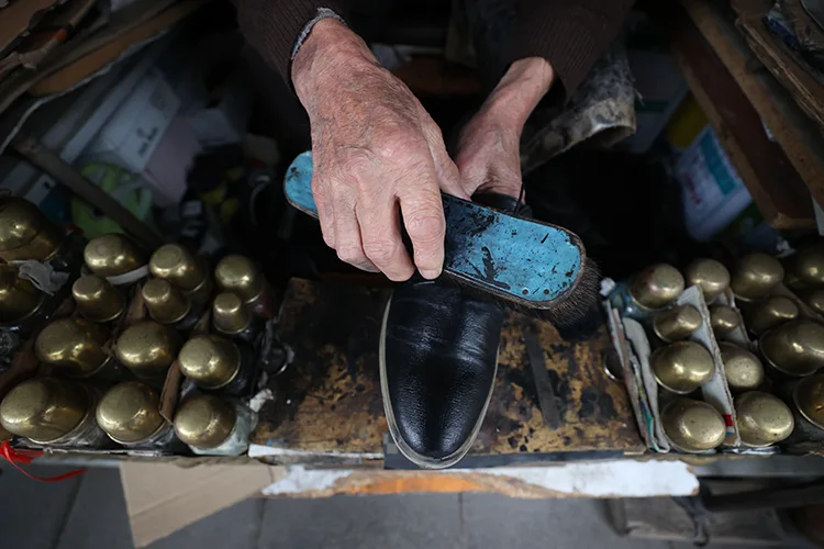 95 Yaşındaki Ahmet Metiner, 70 Yıldır Ayakkabı Boyacılığı Yapıyor1