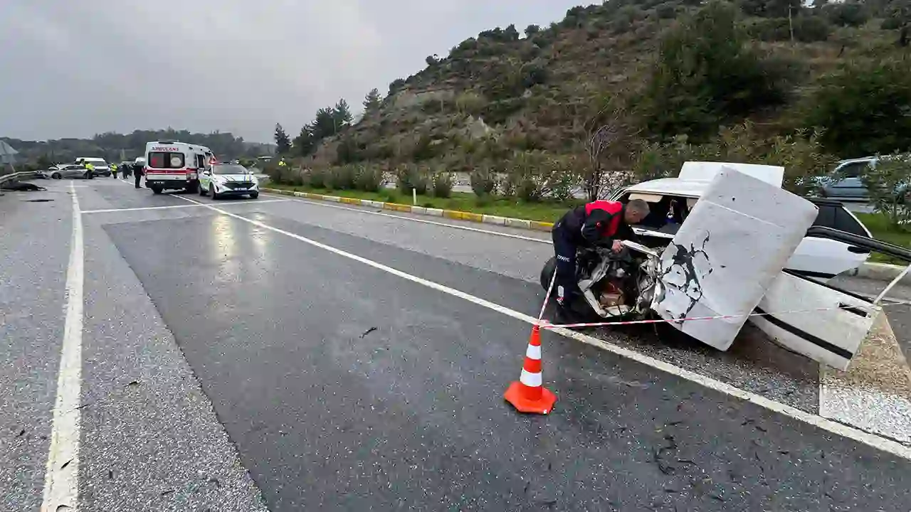 Aydın'da Otomobil Park Halindeki Araca Çarptı 1 Ölü, 4 Yaralı