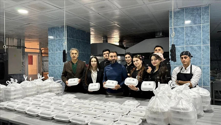 Balıkesir'de Gastronomi Öğrencilerinden Sıcak Yemek Desteği1 (1)