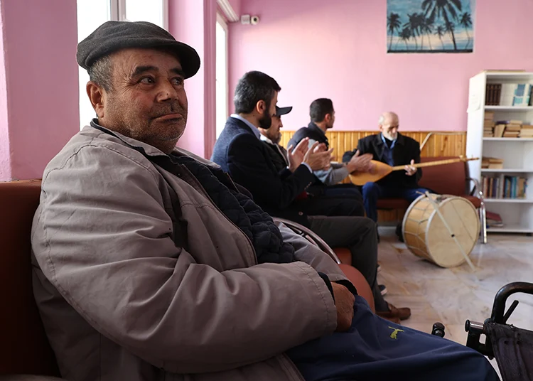 Bayram Amca, Çaldığı Enstrümanlarla Yaşlılara Neşe Katıyor