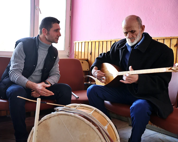 Bayram Amca, Çaldığı Enstrümanlarla Yaşlılara Neşe Katıyor1