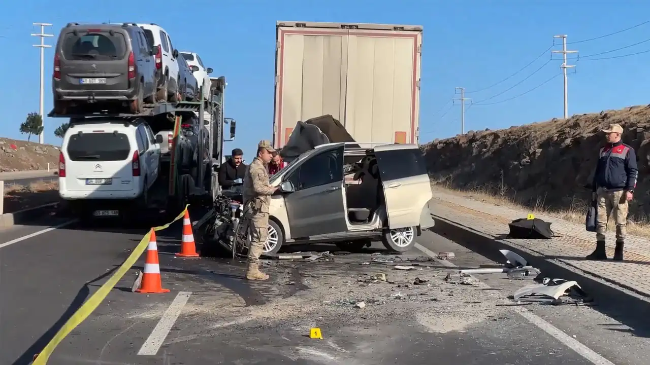 Hafif Ticari Araçla Tırla Çarpıştı 1 Ölü1