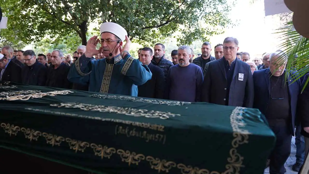 İngiltere'de Cansız Bedeni Bulunan Türk Akademisyen Defnedildi