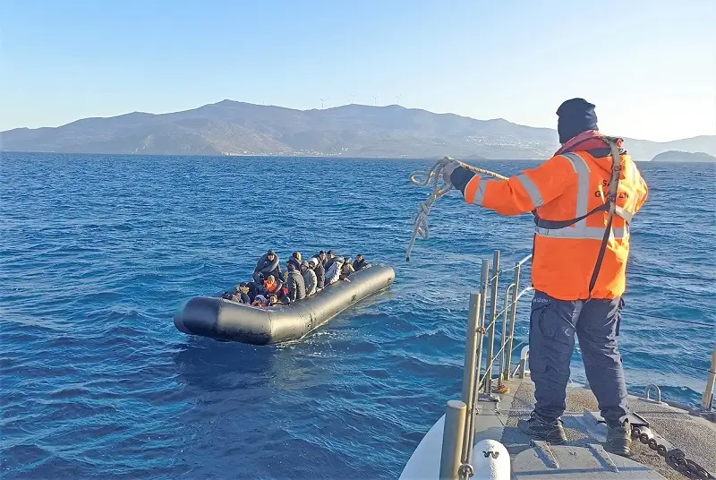 İzmir'de 163 Düzensiz Göçmen Yakalandı 4 Şüpheli Gözaltına Alındı (1)