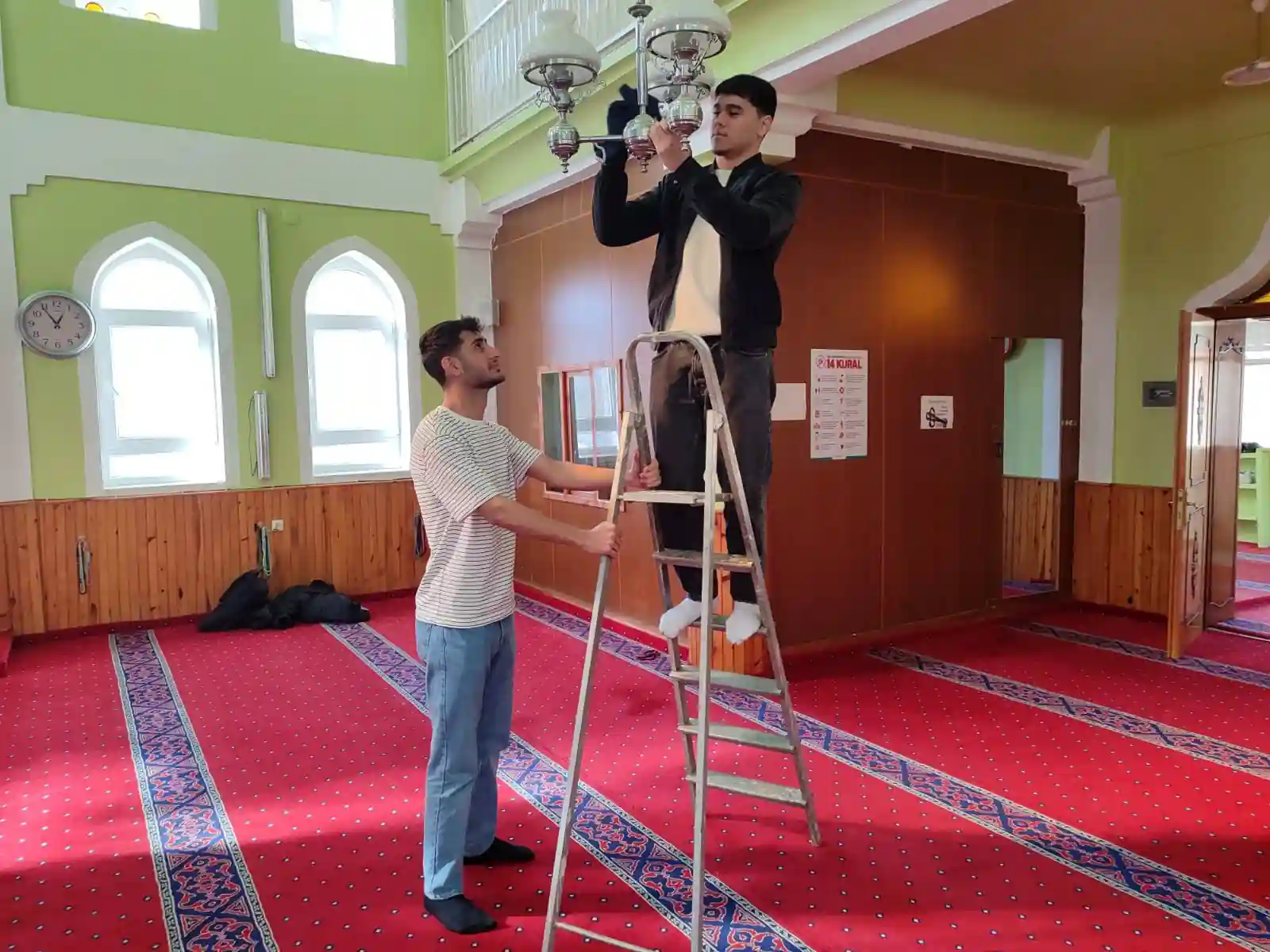 Kütahya Gediz’de Gençler Cami Temizledi 