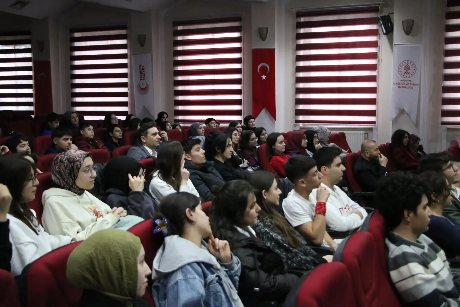 Kütahya’da Akademik Yönetmen Bayzan Öğrencilerle Buluştu 1