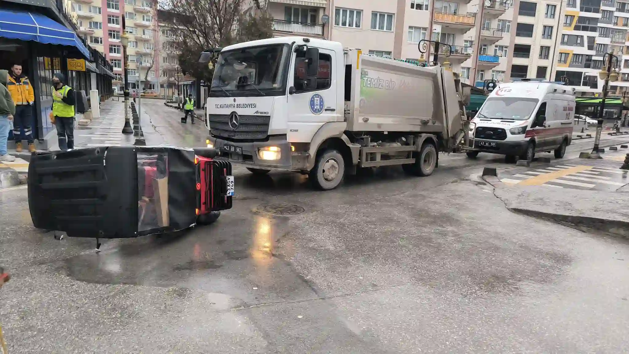 Kütahyada Kamyon Elektrikli Bisiklete Çarptı1