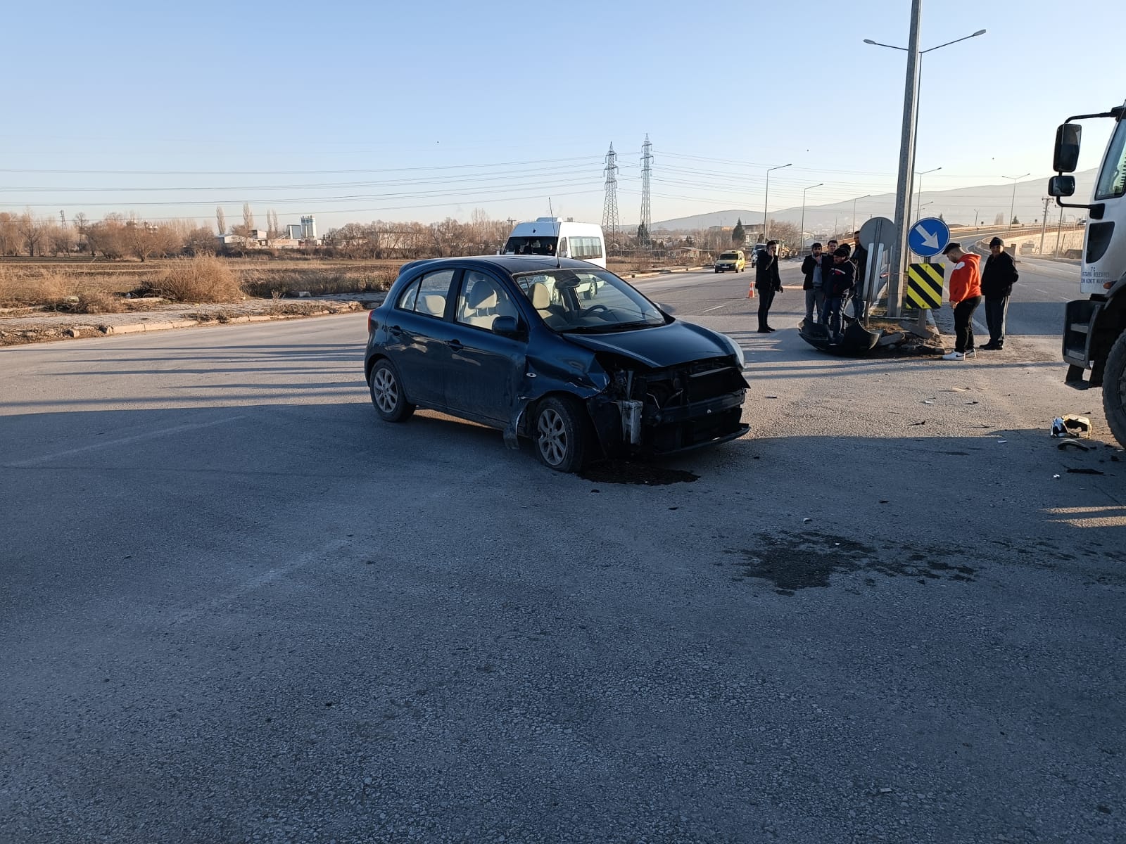 Kütahya’da Kamyonla Otomobil Çarpıştı (1)