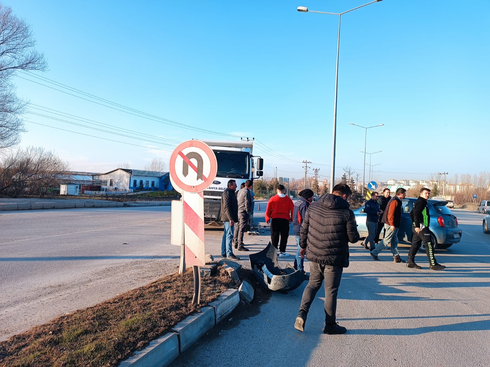 Kütahya’da Kamyonla Otomobil Çarpıştı (2)