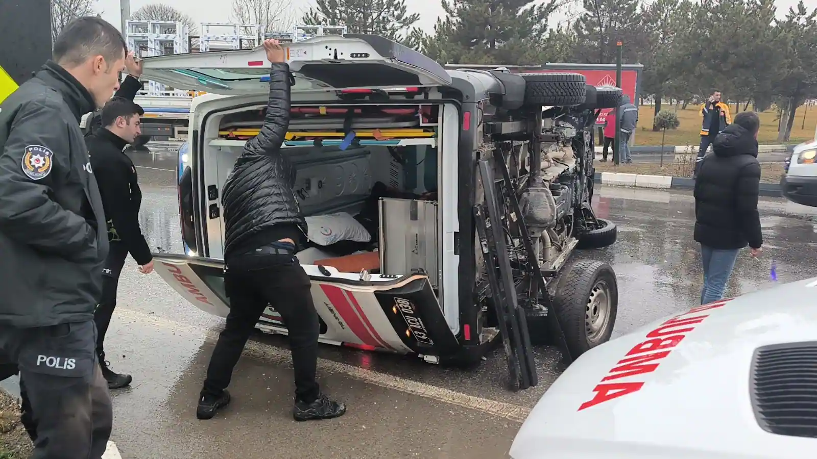 Kütahya'da Otomobil Ile Ambulans Çarpıştı1