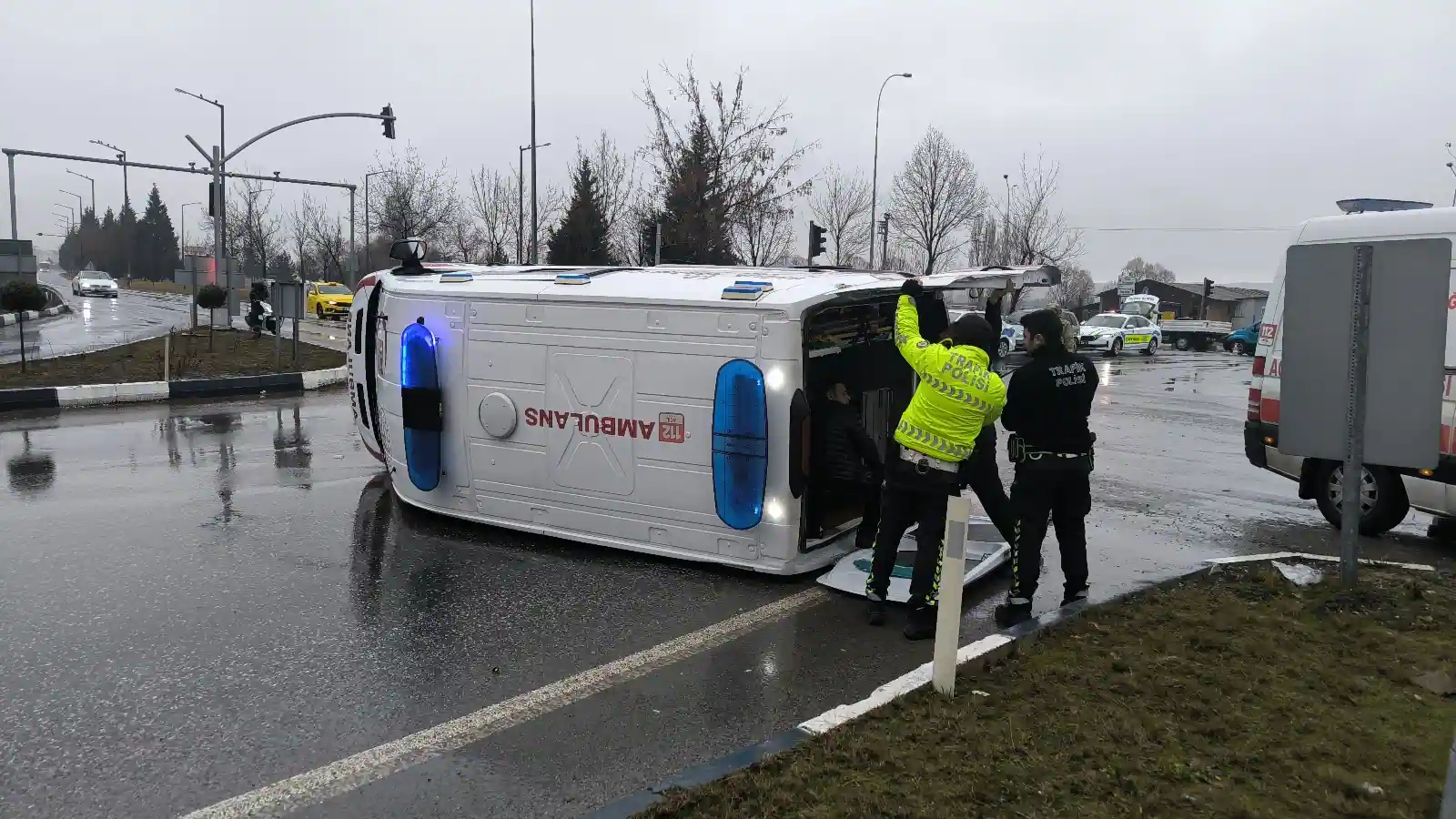 Kütahya'da Otomobil Ile Ambulans Çarpıştı3