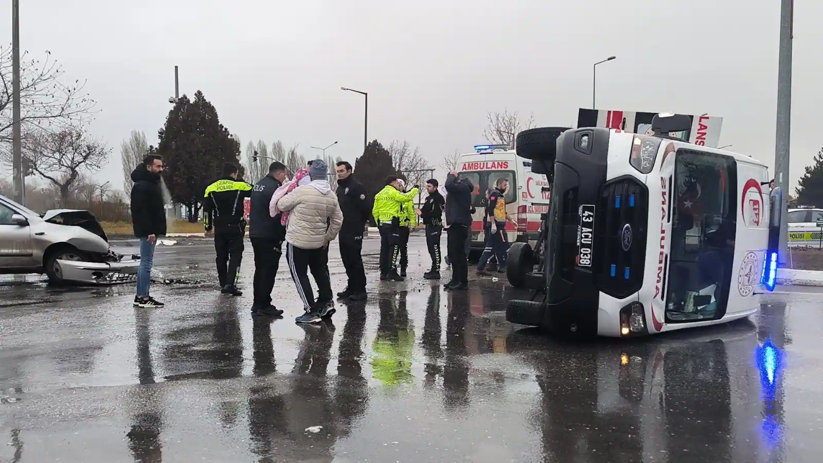 Kütahya'da Otomobil Ile Ambulans Çarpıştı4