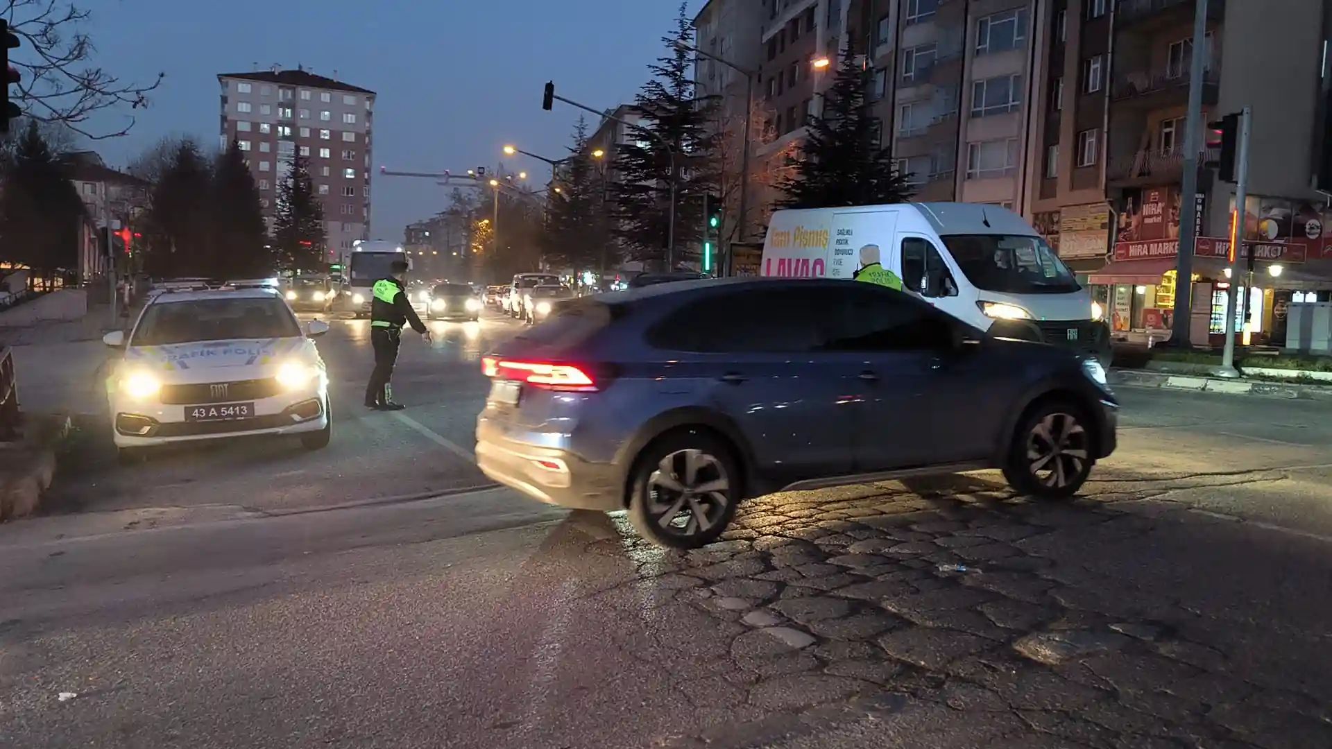 Kütahyada Tıkanan Trafiğe Polis Ekipleri Müdahele Etti1