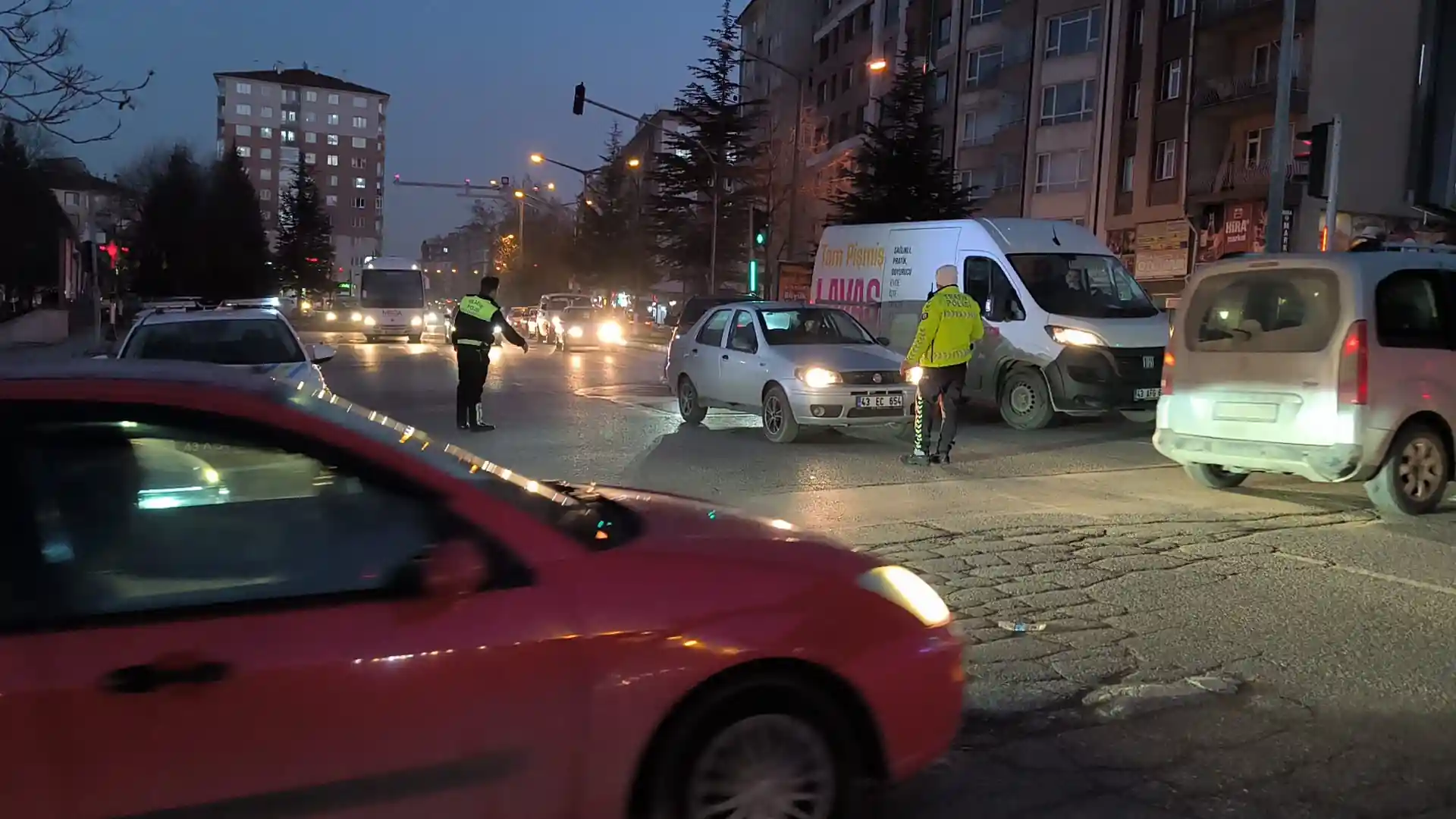 Kütahyada Tıkanan Trafiğe Polis Ekipleri Müdahele Etti2