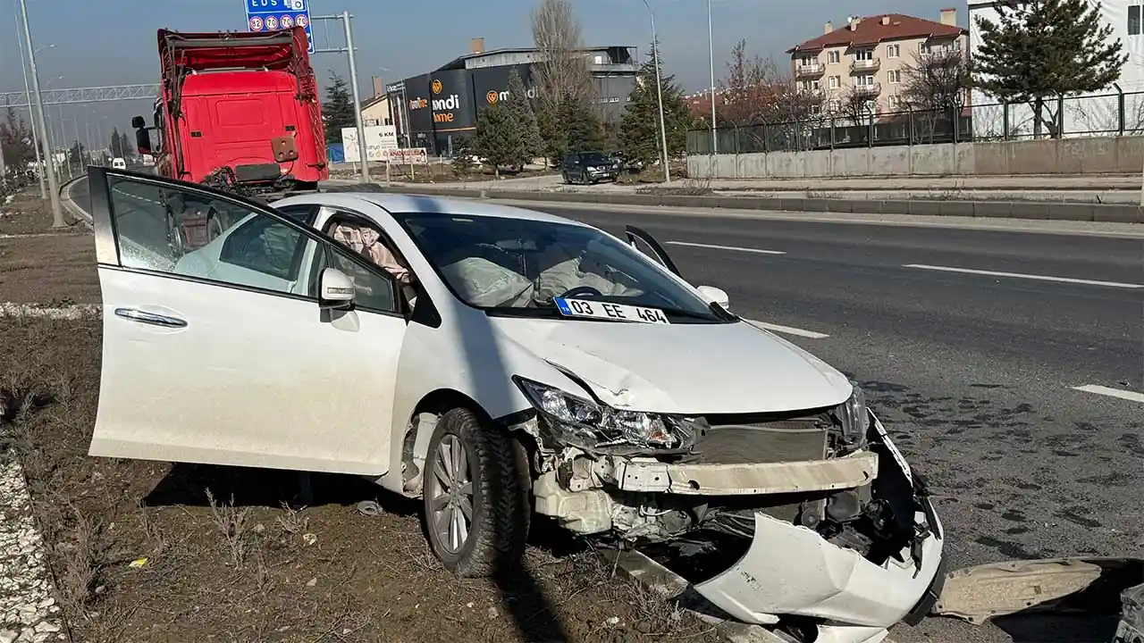 Kütahya'da Tır, Kör Noktasında Kalan Otomobile Çarptı2