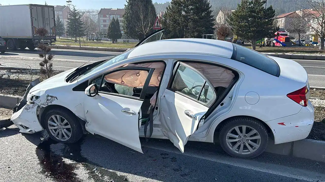 Kütahya'da Tır, Kör Noktasında Kalan Otomobile Çarptı3