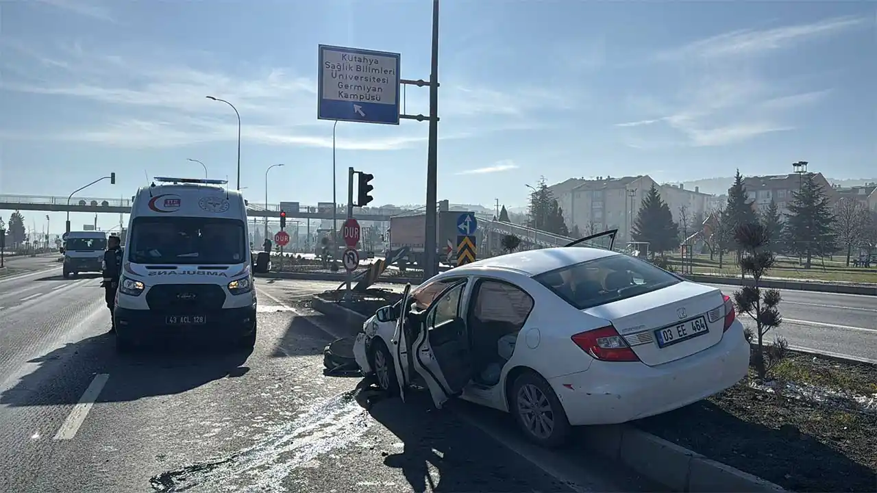 Kütahya'da Tır, Kör Noktasında Kalan Otomobile Çarptı4