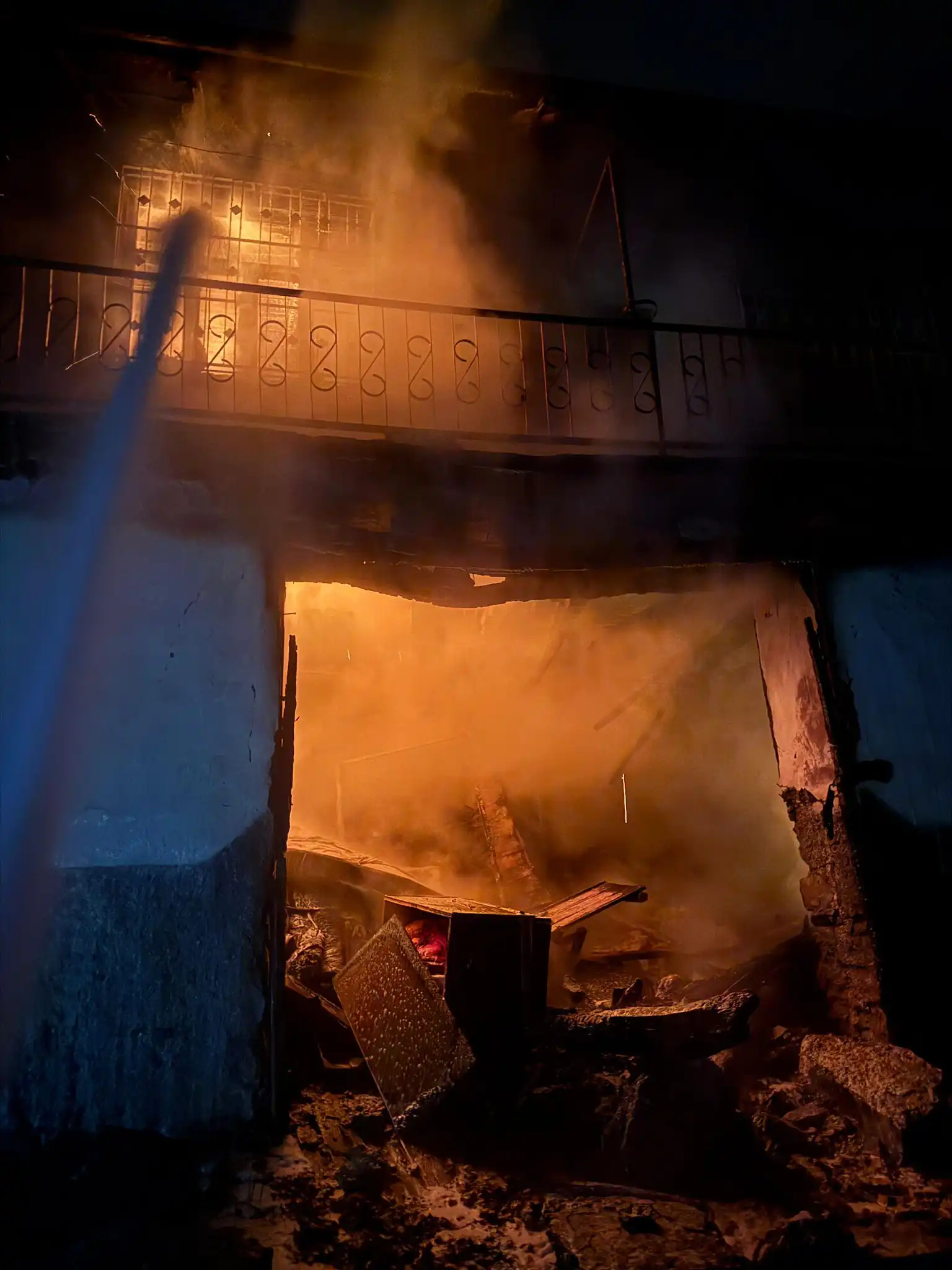 Kütahya’daki Ev Yangını Güçlükle Söndürüldü