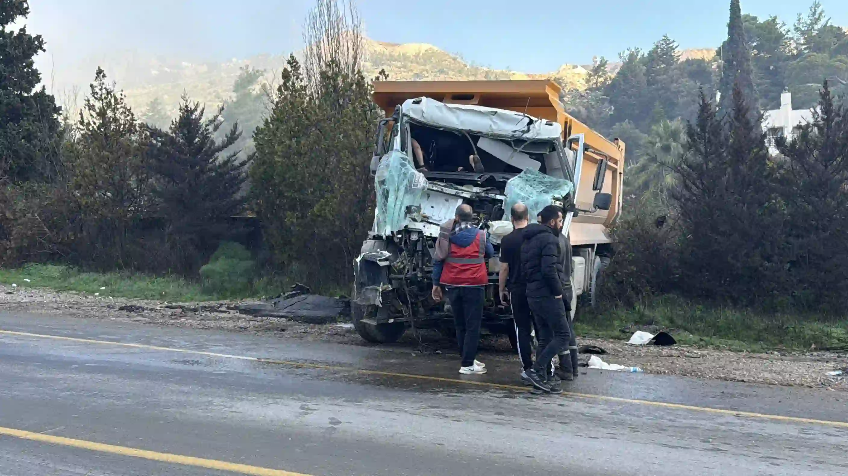 Muğla'da Hafriyat Kamyonlarının Çarpıştığı Kazada 1 Ağır Yaralı (1)