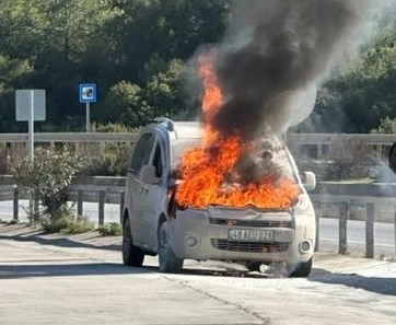 Muğla'da Seyir Halindeki Hafif Ticari Araçta Yangın Çıktı8