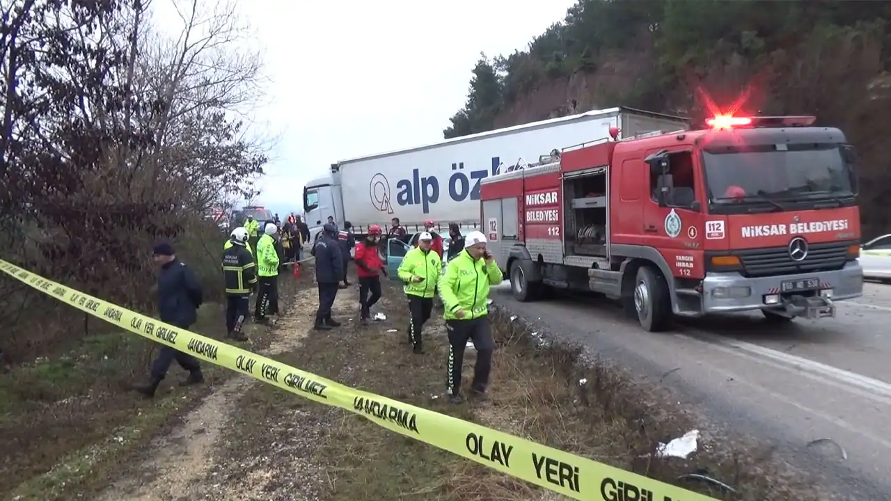 Tokat'ta Tır Ve Otomobil Çarpıştı 2 Ölü, 1 Yaralı