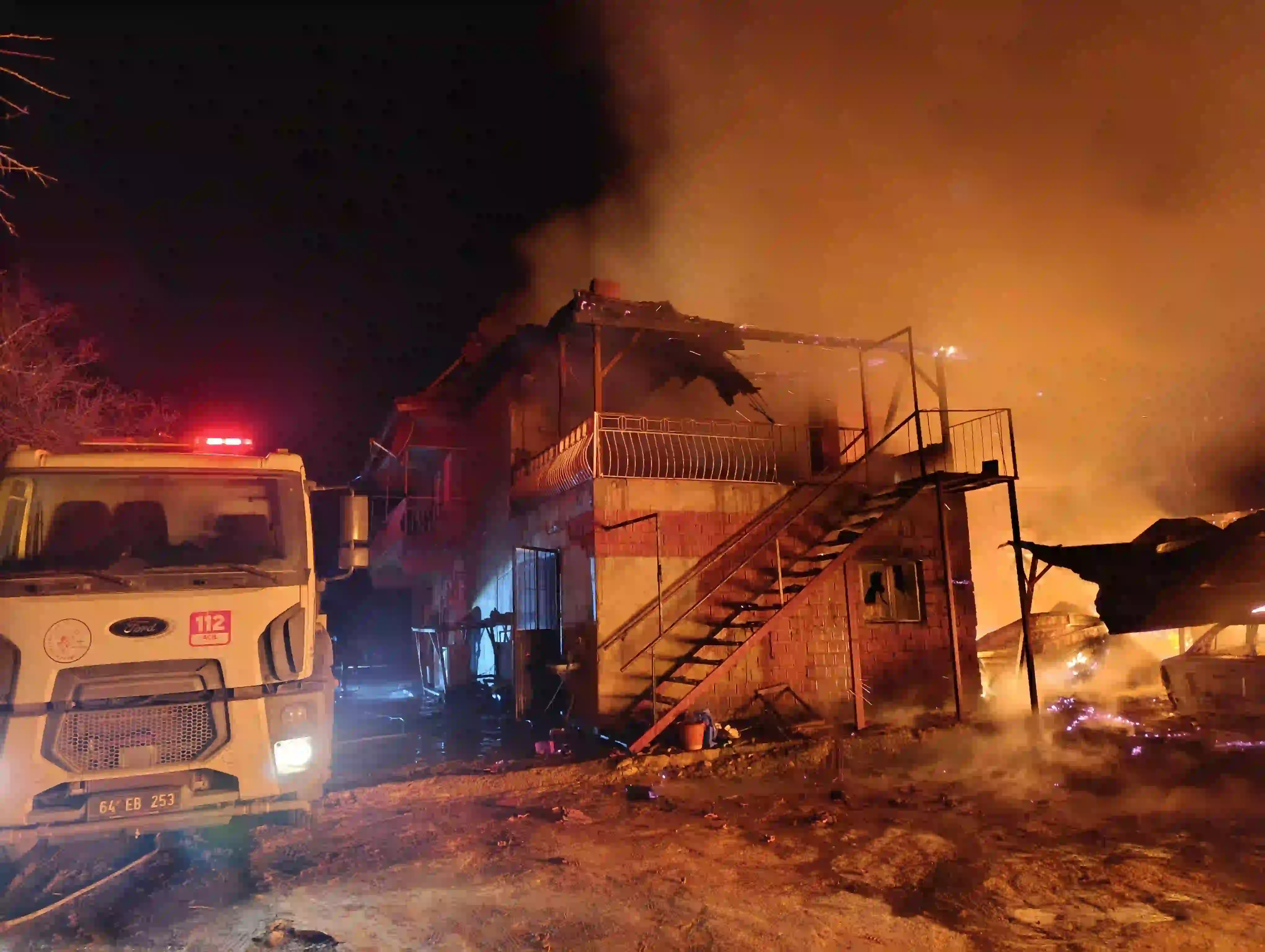 Uşak’ta Park Halindeki Otomobilden Eve Sıçrayan Sangın Söndürüldü