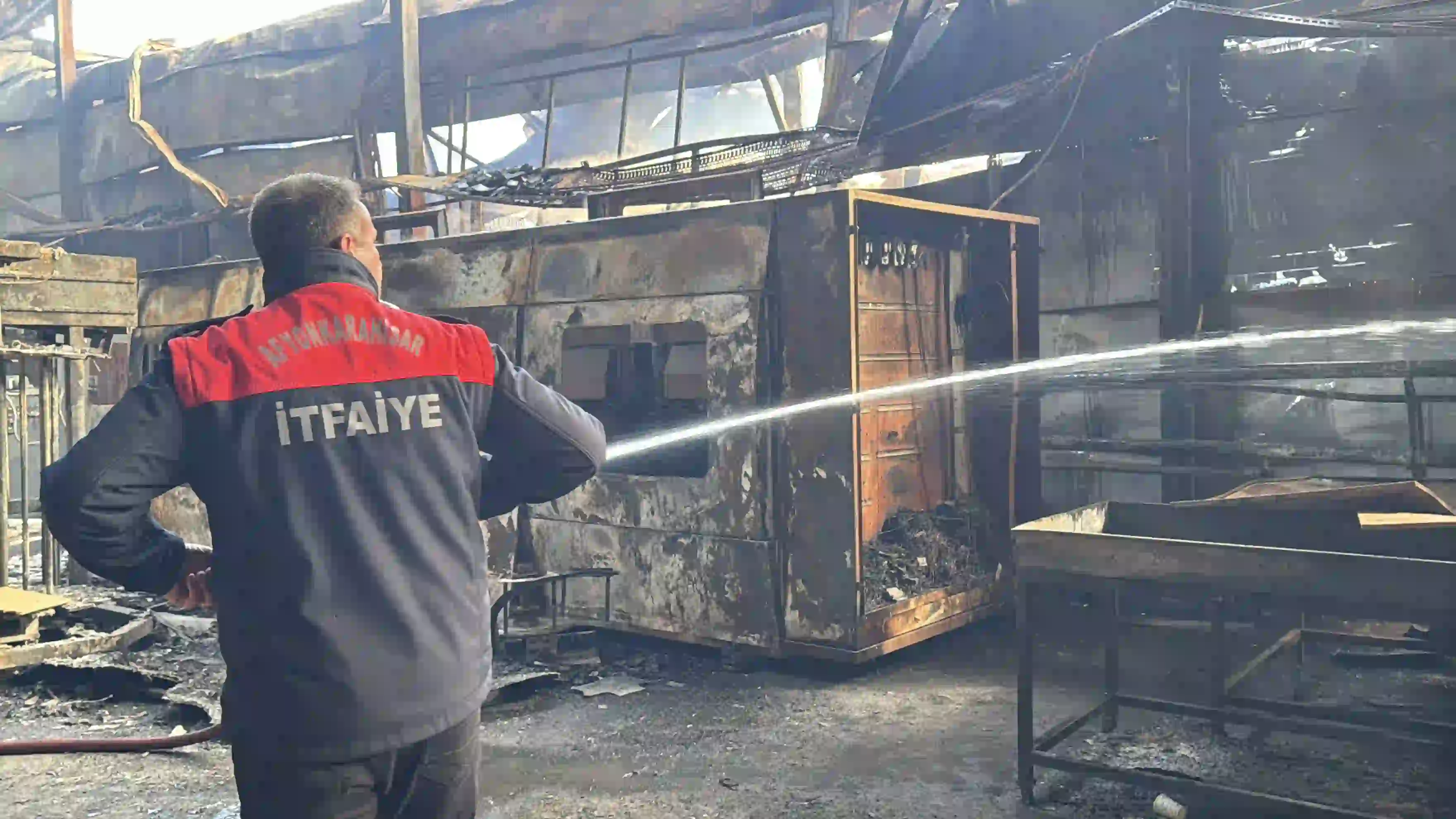 Afyonkarahisar’da Fabrikadaki Yangının Soğutma Çalışmaları Devam Ediyor2