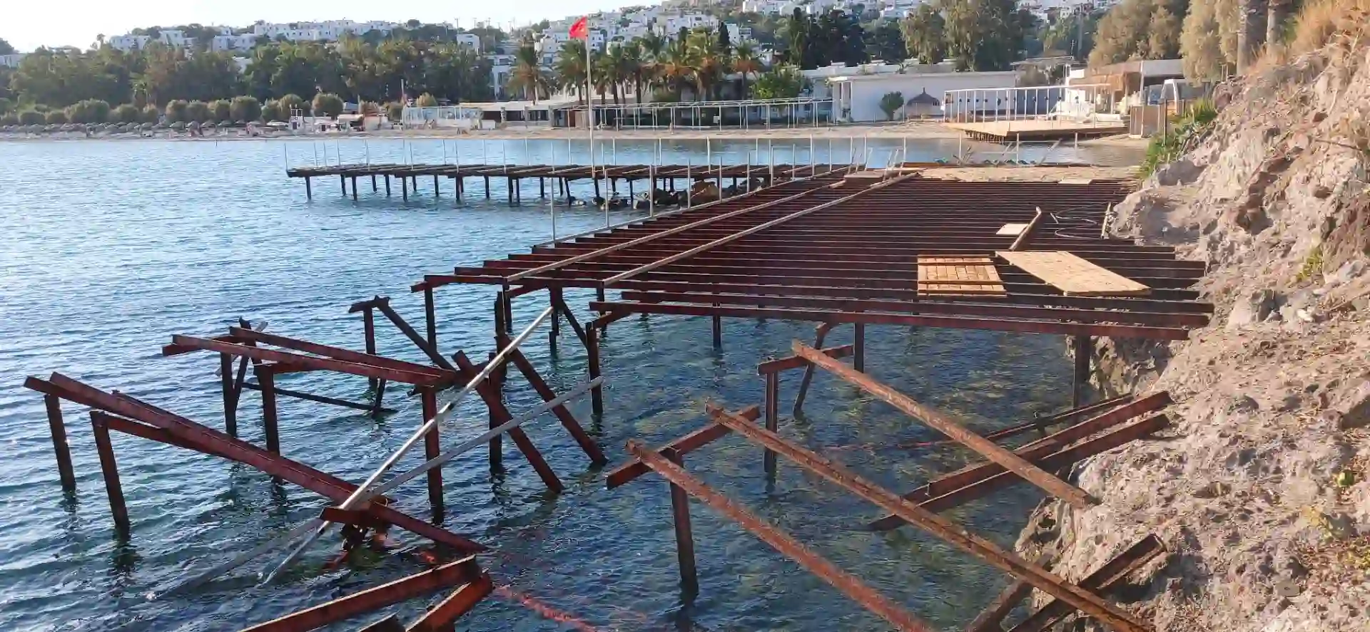 Bodrum'da Kaçak Iskeleler Ve Eklentiler Söküldü (3)
