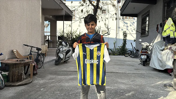 Depremzede Fenerbahçeli Çocuğa, Öğretmeninden Imzalı Forma Sürprizi1