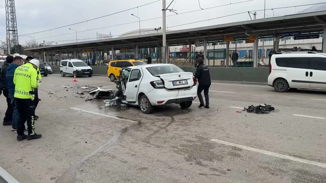 Duvara Çarpan Otomobil Sürücüsü Öldü