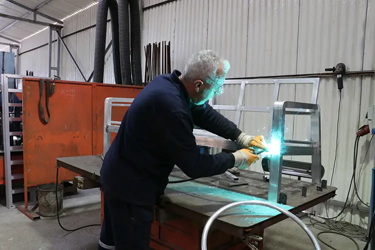 Kadın Girişimci, Fabrikasını Bahçe Mobilyası Üretimine Dönüştürdü1