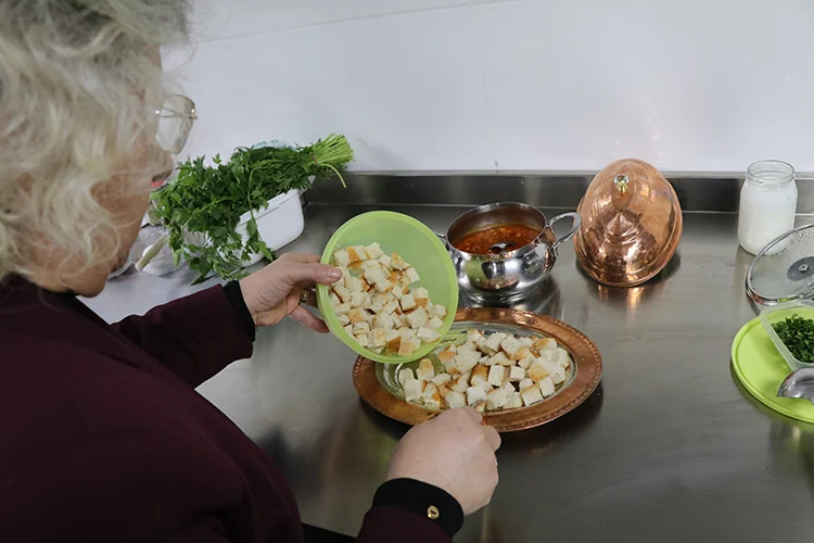 Kadınlar Bayat Ekmeklerle Israfı Önleyip Yeni Lezzetler Çıkarıyor (2)