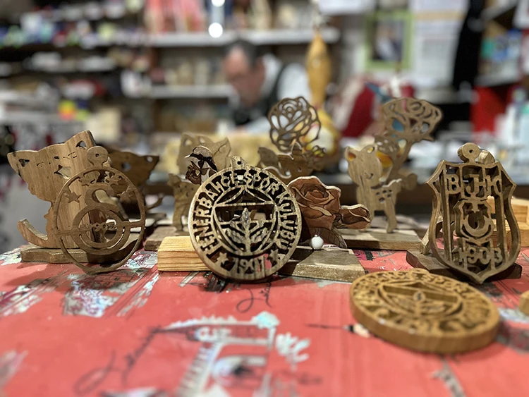 Kırtasiye Dükkanında Kıl Testereyle Ahşap Sanatına Hayat Veriyor (1)