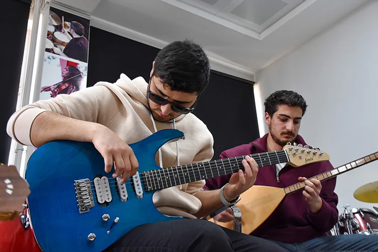 Kusursuz Kulaklı Görme Engelli Müzisyen, Müzik Tutkusuyla Kariyer Hedefliyor (1)