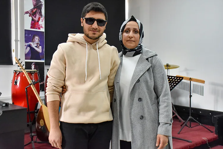Kusursuz Kulaklı Görme Engelli Müzisyen, Müzik Tutkusuyla Kariyer Hedefliyor