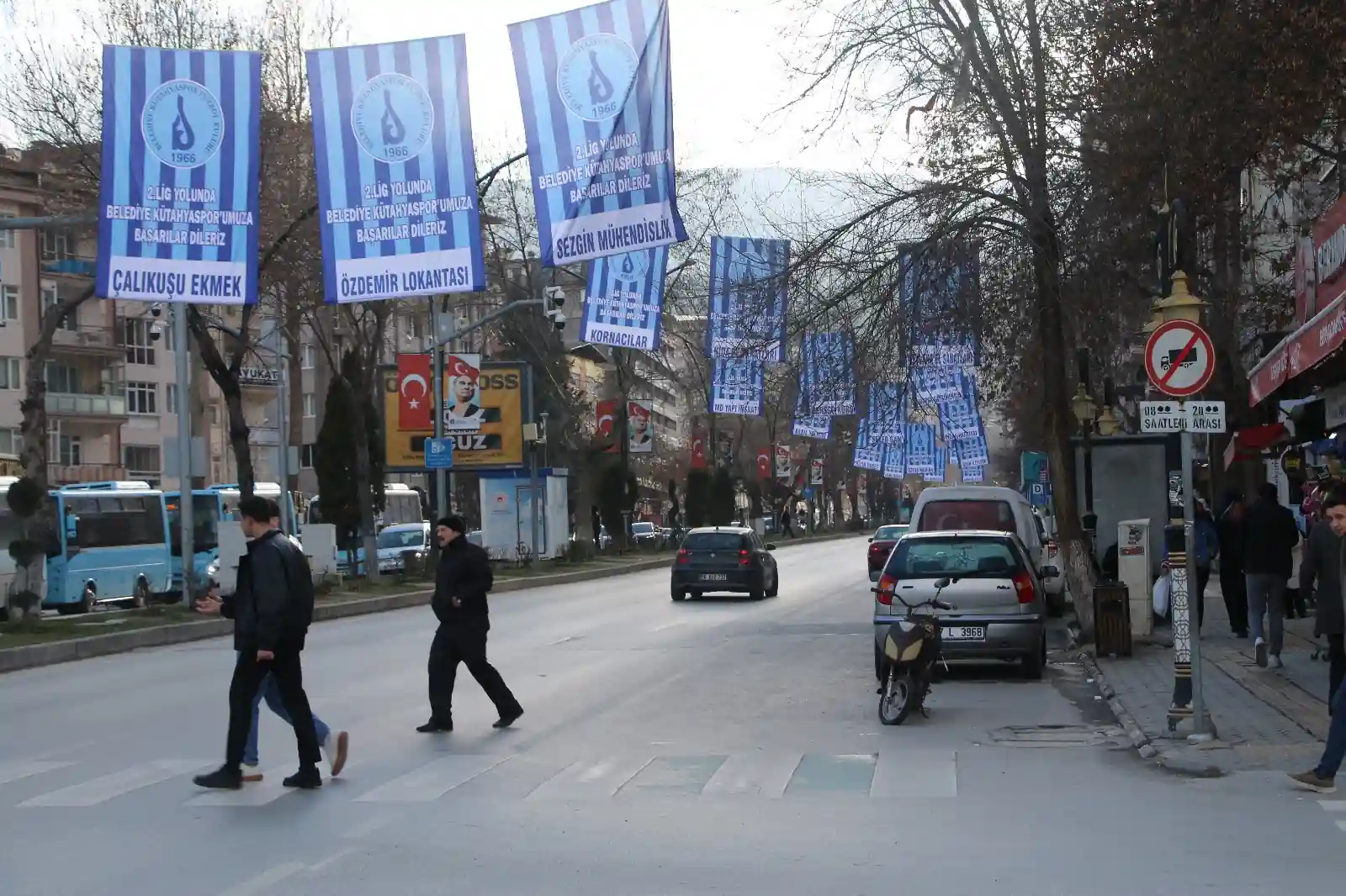 Kütahya Caddeleri, Mavi Lacivertli Bayraklar Ile Donatılıyor1