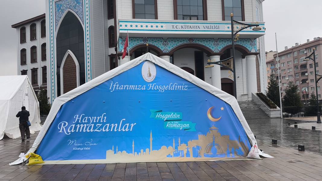 Kütahya’da 1500 Kişilik Iftar Çadırı Kuruldu (3)