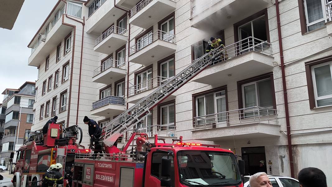 Kütahyada Evdeki Esrarengiz Yangınlar Korkuttu2