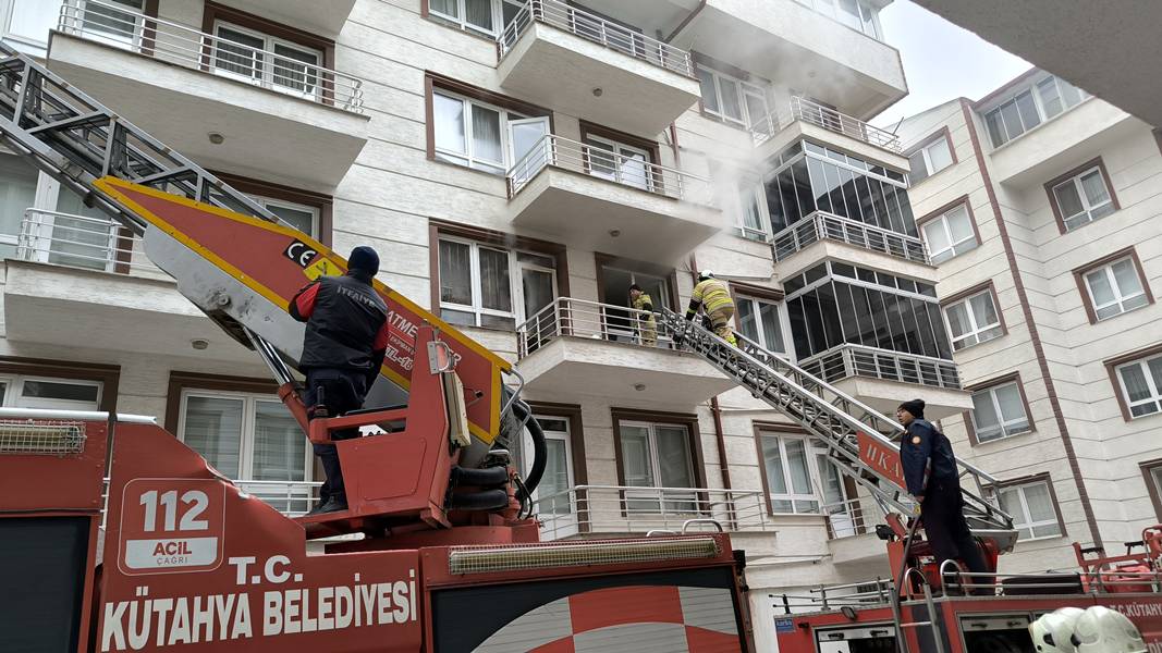 Kütahyada Evdeki Esrarengiz Yangınlar Korkuttu4