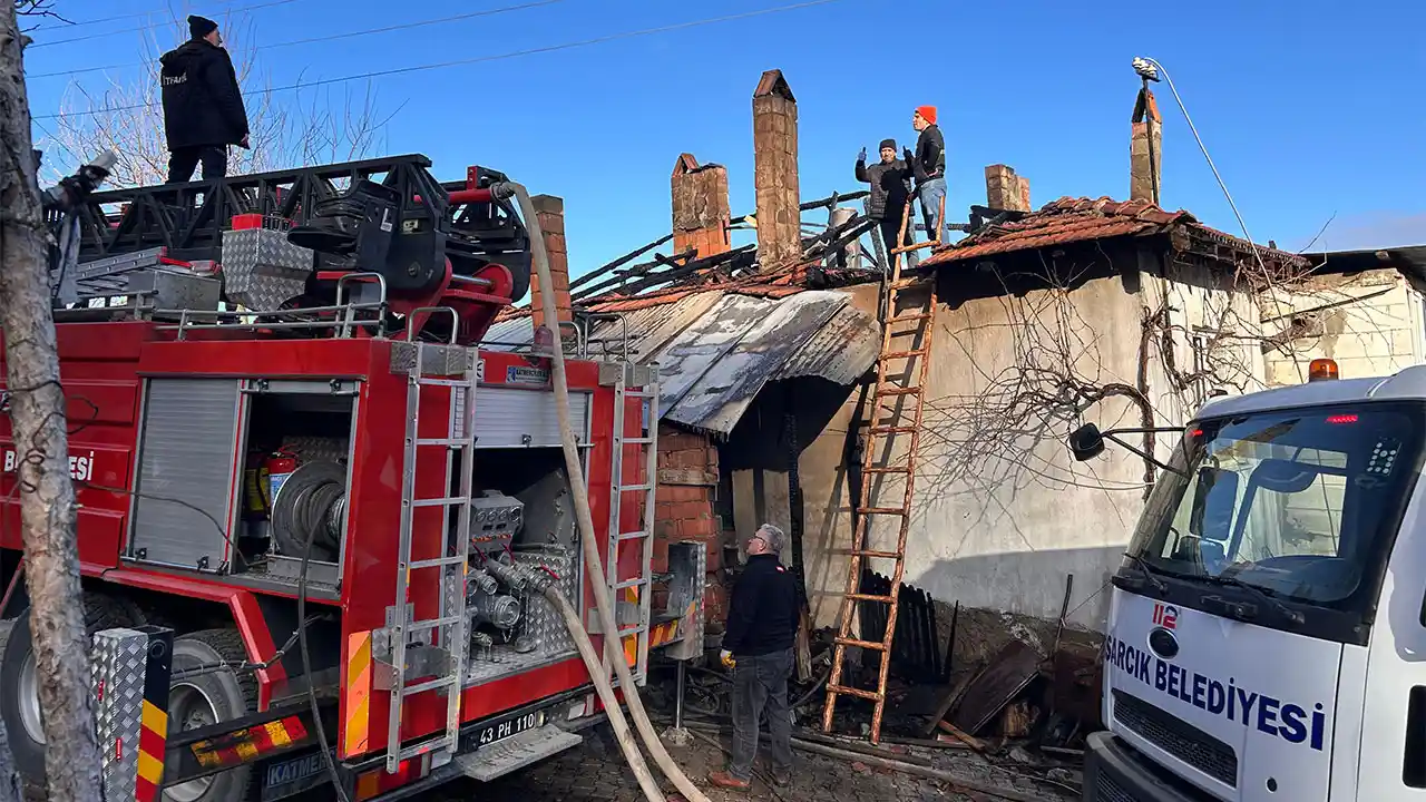 Kütahya'da Iki Katlı Evde Çıkan Yangın Söndürüldü