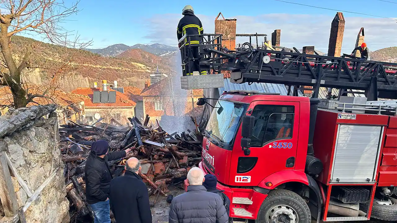 Kütahya'da Iki Katlı Evde Çıkan Yangın Söndürüldü3