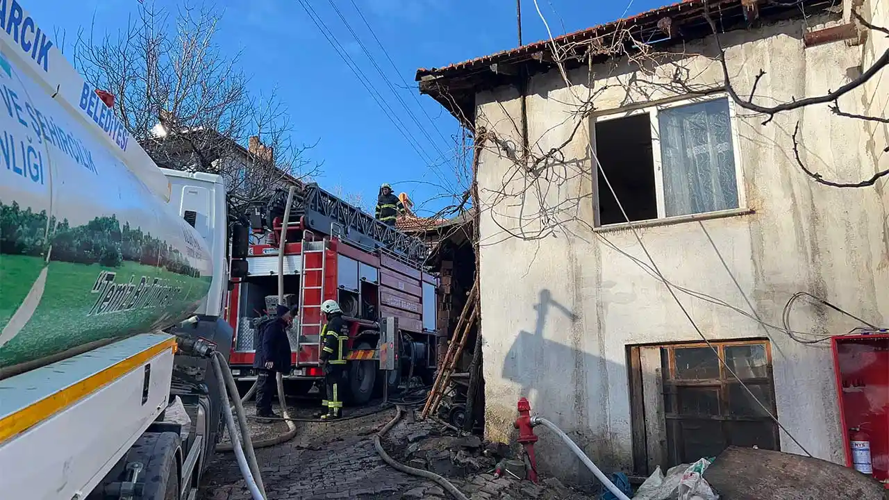 Kütahya'da Iki Katlı Evde Çıkan Yangın Söndürüldü4