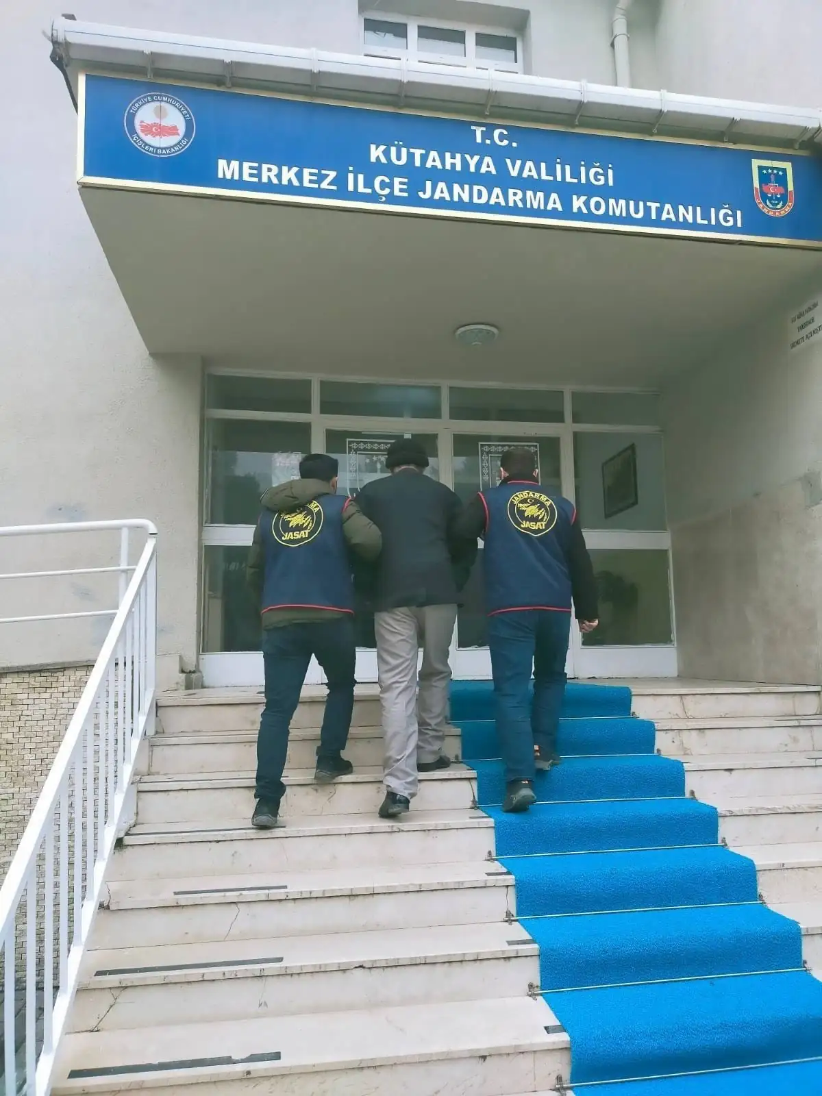 Kütahya’da Jandarma Aranan Suçluları Adalete Teslim Etti