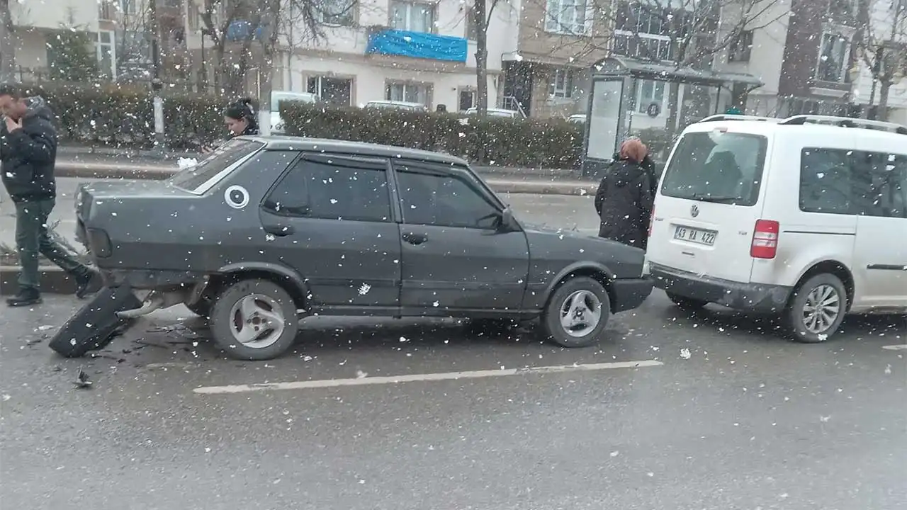 Kütahya’da Zincirleme Trafik Kazası, 3 Araçta Hasar Oluştu1