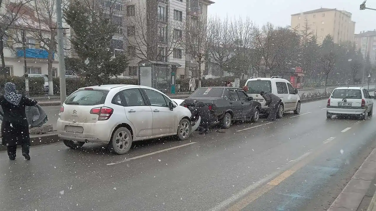 Kütahya’da Zincirleme Trafik Kazası, 3 Araçta Hasar Oluştu2