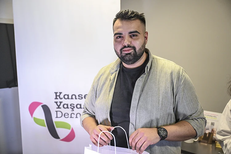 Lösemiyle Savaşan Genç, Kaybettiği Arkadaşlarının Anısını Kanserli Çocuklarla Yaşatıyor (2)