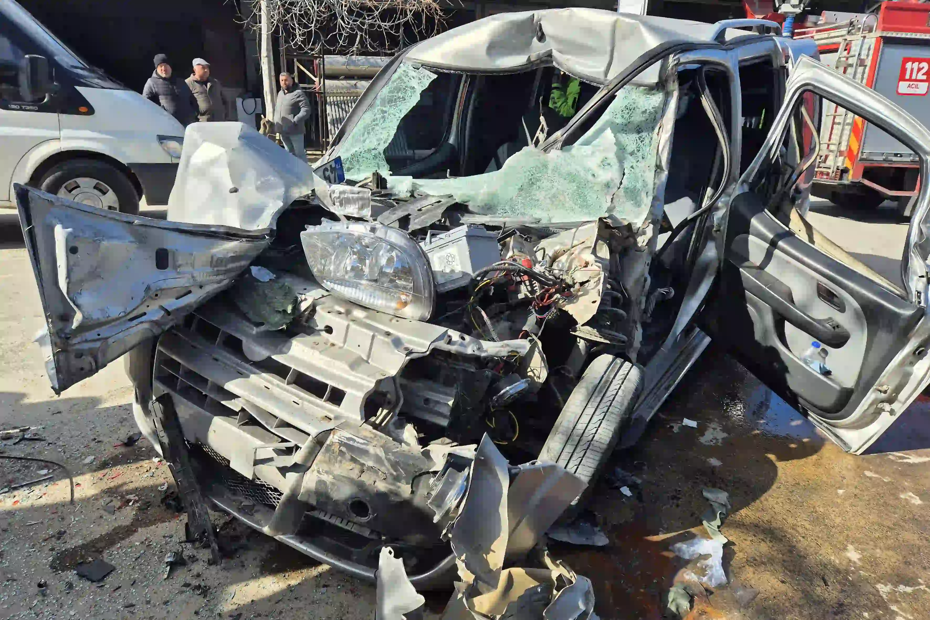 Manisa'da Kamyona Çarpan Hafif Ticari Araçta 2 Yaralı1