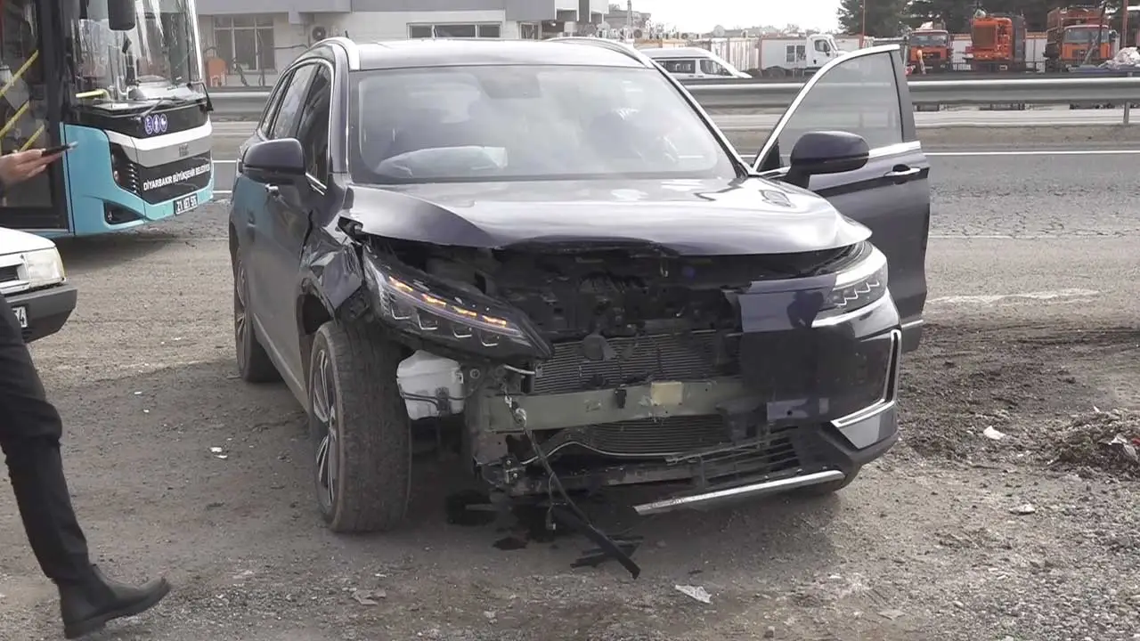 Otomobille S U V Araç Çarpıştı 4 Yaralı1