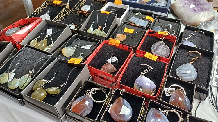 Taşlarla Takı Tasarlayarak Hobisini Mesleğe Dönüştürdü